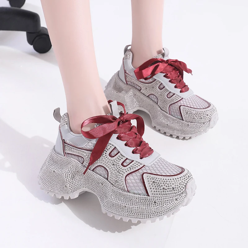 

Высококачественная удобная, противоскользящая и дышащая спортивная и повседневная женская обувь со стразами и шнуровкой на толстой подошве.