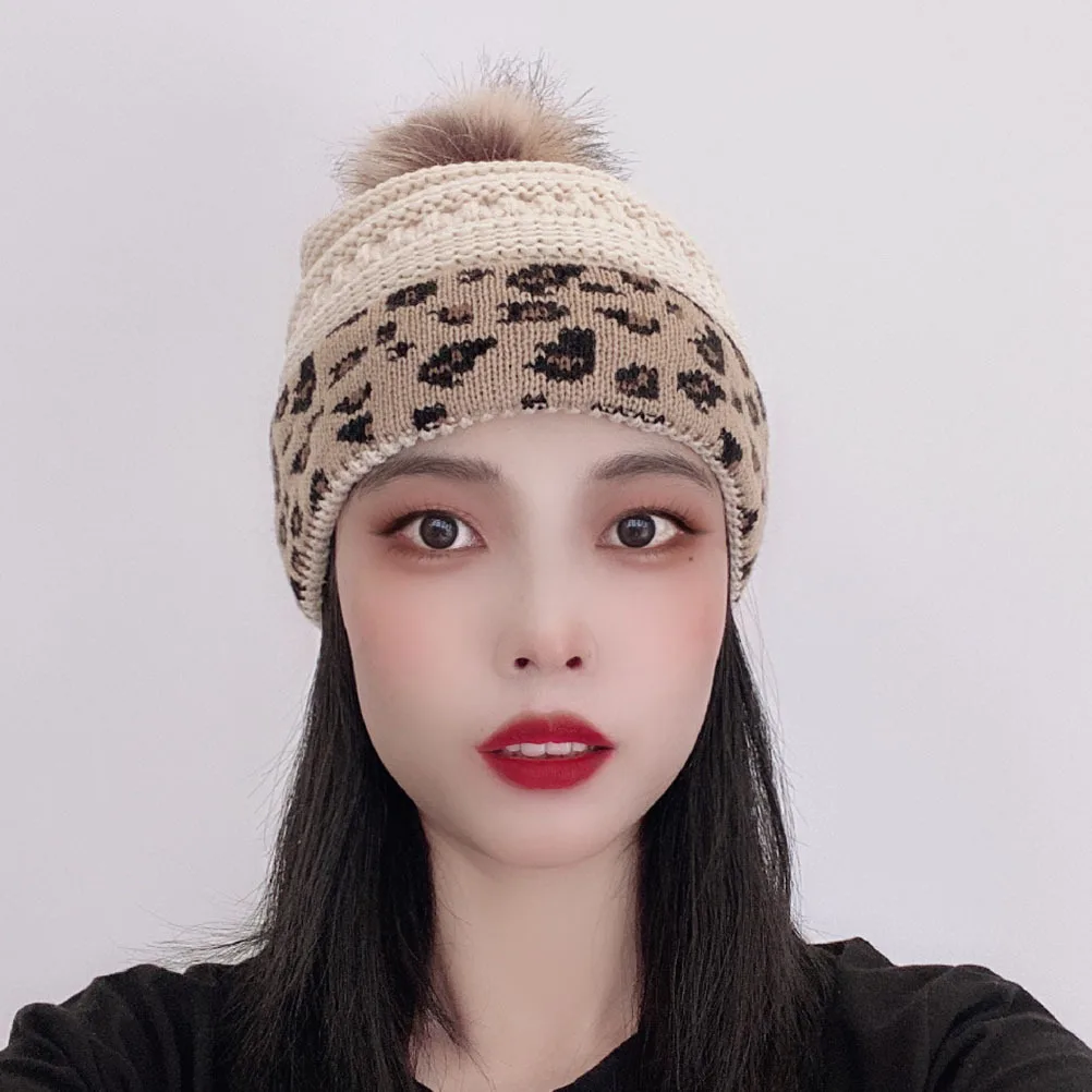 ليوبارد قبعة محبوكة قبعة الشتاء الدافئة سميكة للخارجية خفيفة الوزن لينة بسط غطاء الأذن كرة الزخرفية