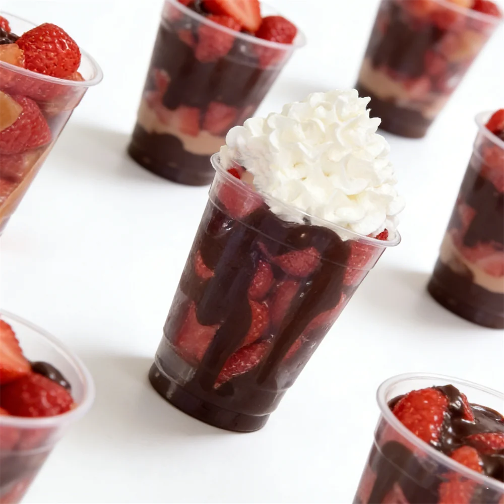 Modelo de simulación de copa transparente de 12 oz con fresas frescas, crema batida de chocolate y nata montada, modelo de comida artificial para decoración.