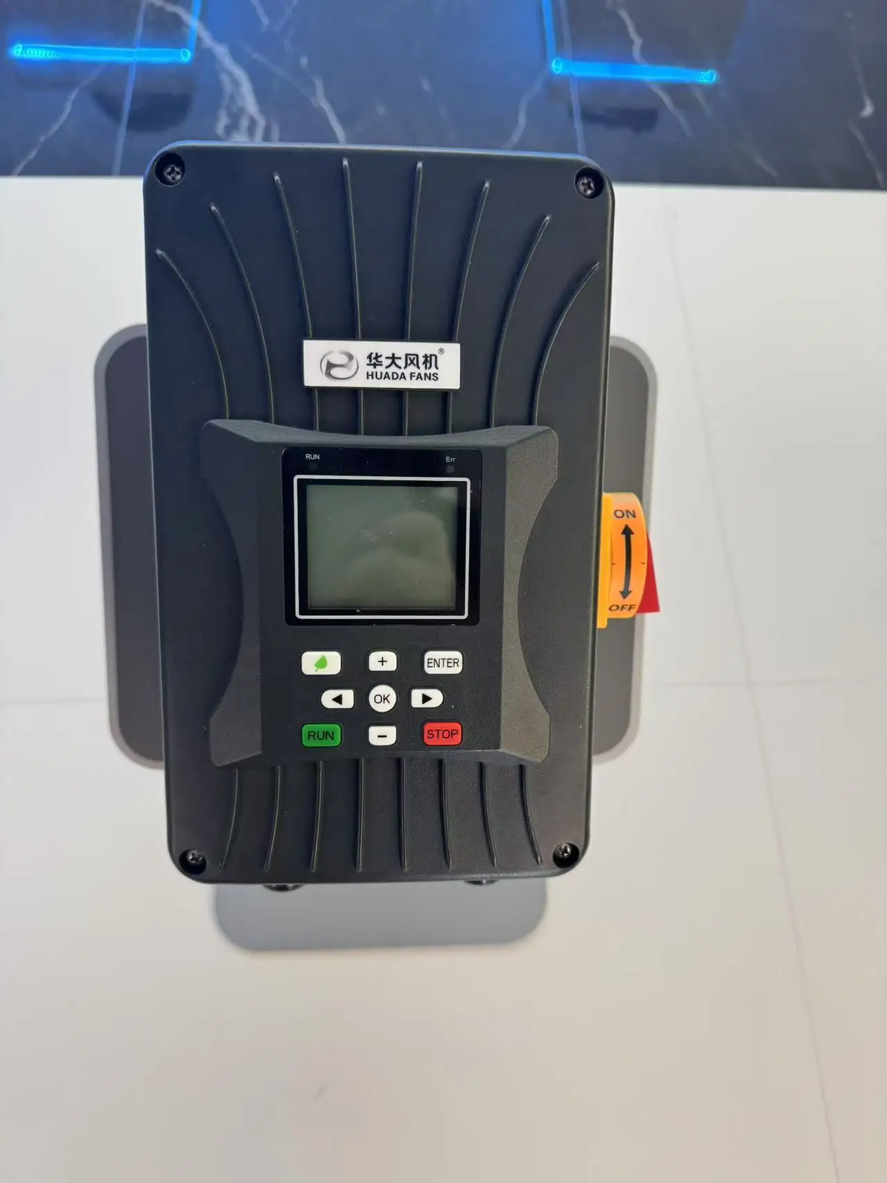 Il grande ventilatore da soffitto industriale popolare da 5 m/16 piedi migliora la circolazione dell'aria Ventilatore da soffitto Hvls Ventilatore da palestra PMSM