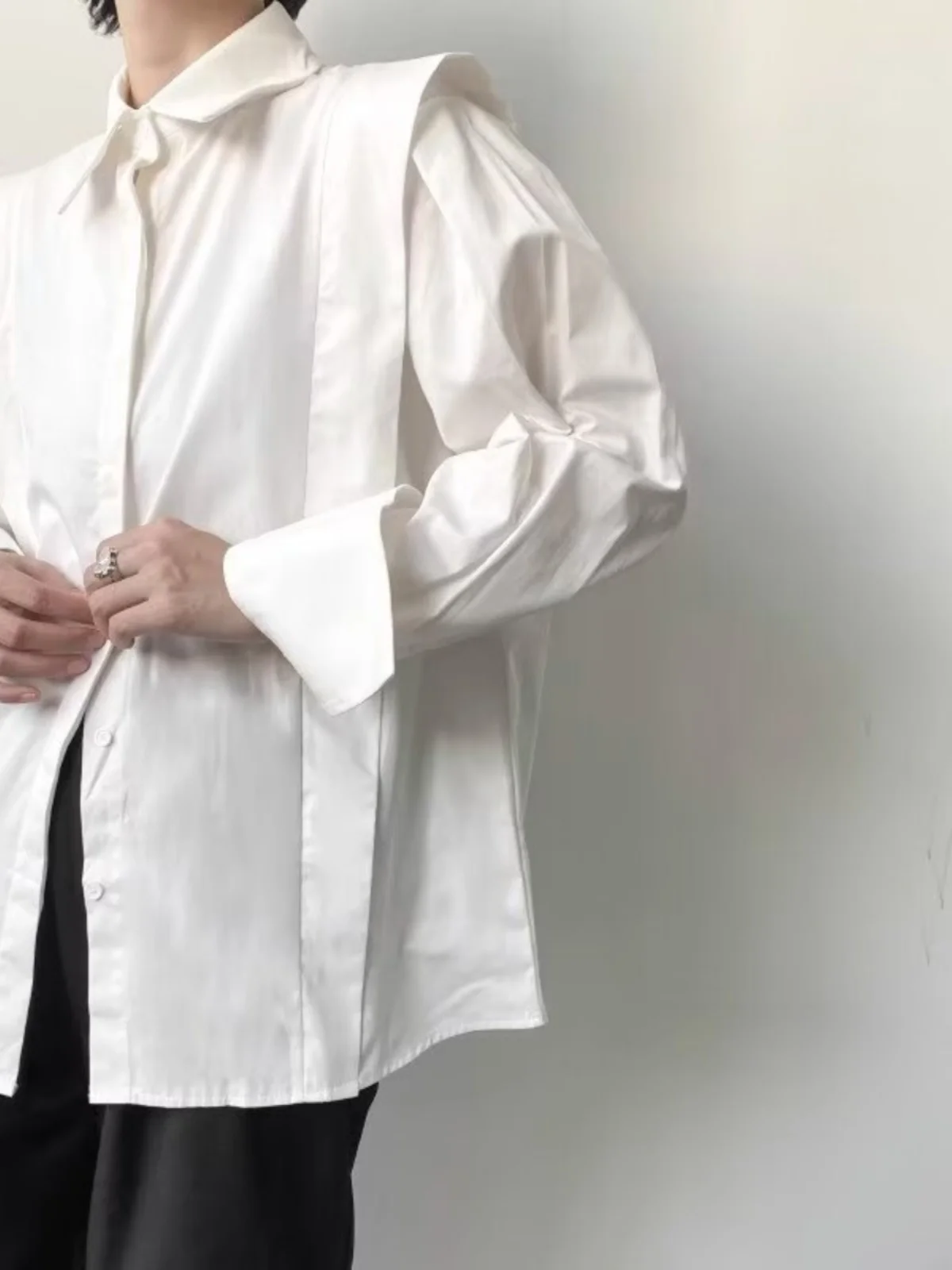 قميص رجالي فضفاض بأكمام طويلة بتصميم مزدوج مزيف بأزرار داكنة ونمط مفكك عصري بلون نقي شبابي رائج لربيع وخريف وشتاء