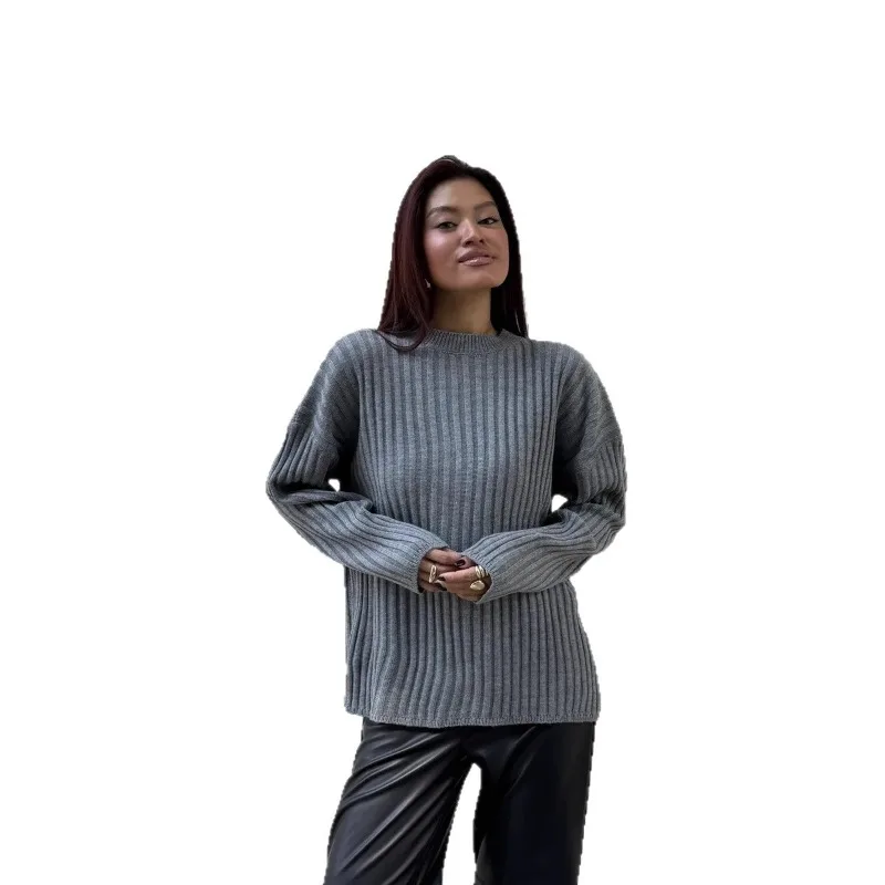 Modny sweter z okrągłym dekoltem i prostymi paskami