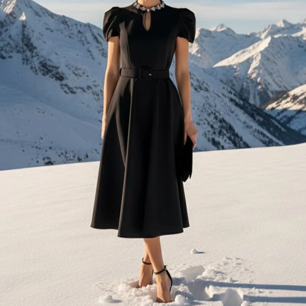 فساتين سهرة مخصصة على شكل حرف A بطول الشاي ورقبة عالية وأكمام قصيرة فستان حفلات أنيق وشاحات كريستالية بسيطة ثنيات للحفلات