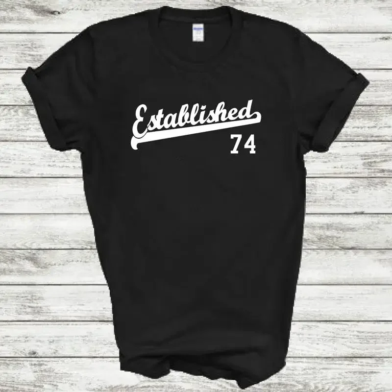 Maglietta Con Scritto 'Established 74 Birthday Anniversary Script Tail 1974' In Tutte Le Taglie E Colori-image