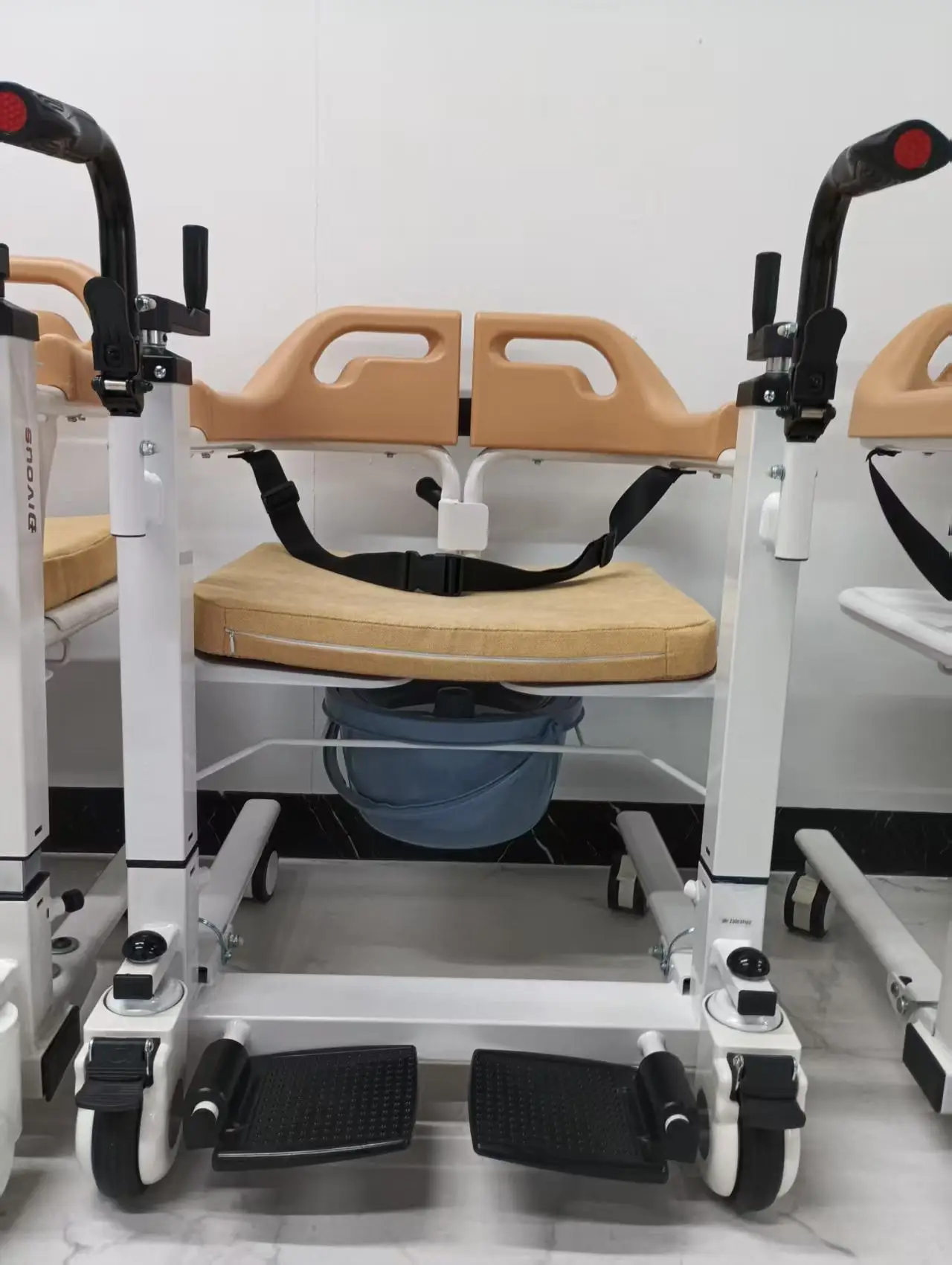 حار بيع كرسي نقل متعدد الوظائف المنزل Toliet دش المريض وكبار السن دليل رفع كرسي