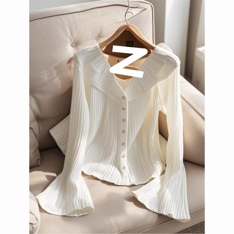 

French Hepburn style temperament niche design lotus leaf splicing V-neck white knitted shirt autumn ins flared sleeve top
