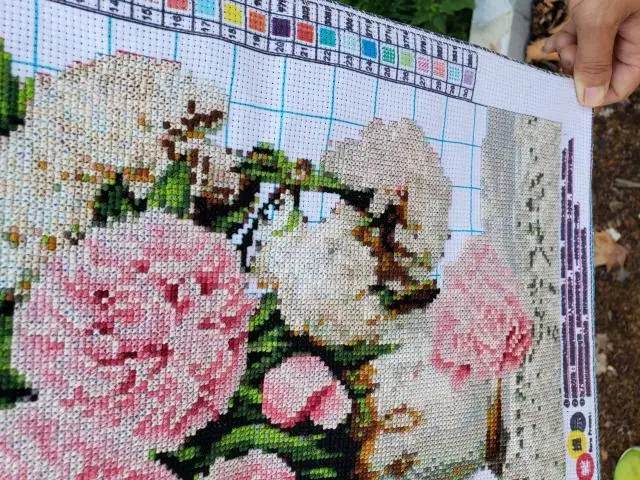 Pure handmade cross stitch finished product, handmade embroidered picture, delicate and charming rose vase, restaurant painting