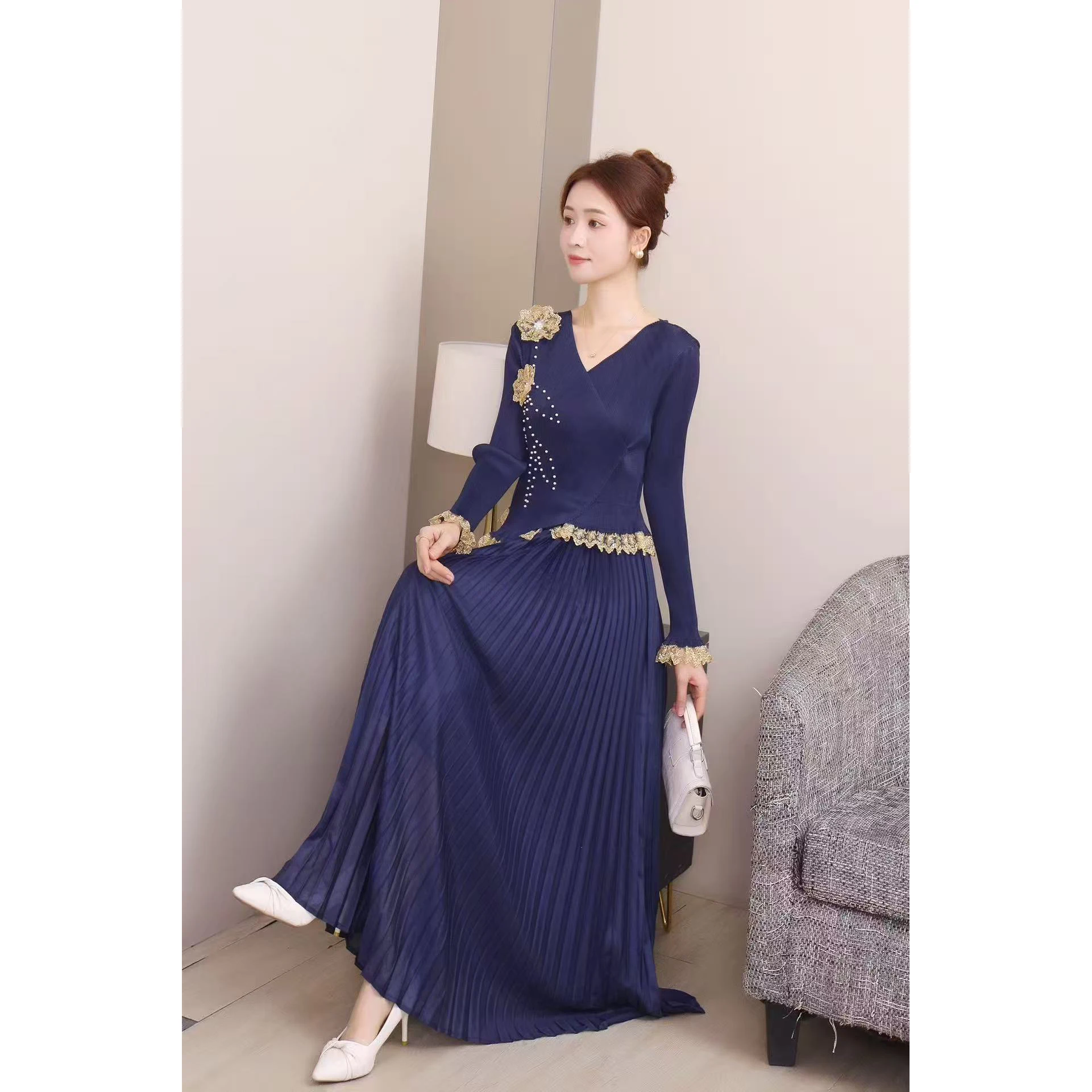 

Женское кружевное плиссированное платье с рукавами-колокол и объемным цветочным декором, расшитое бисером, весна 2026, модная коллекция