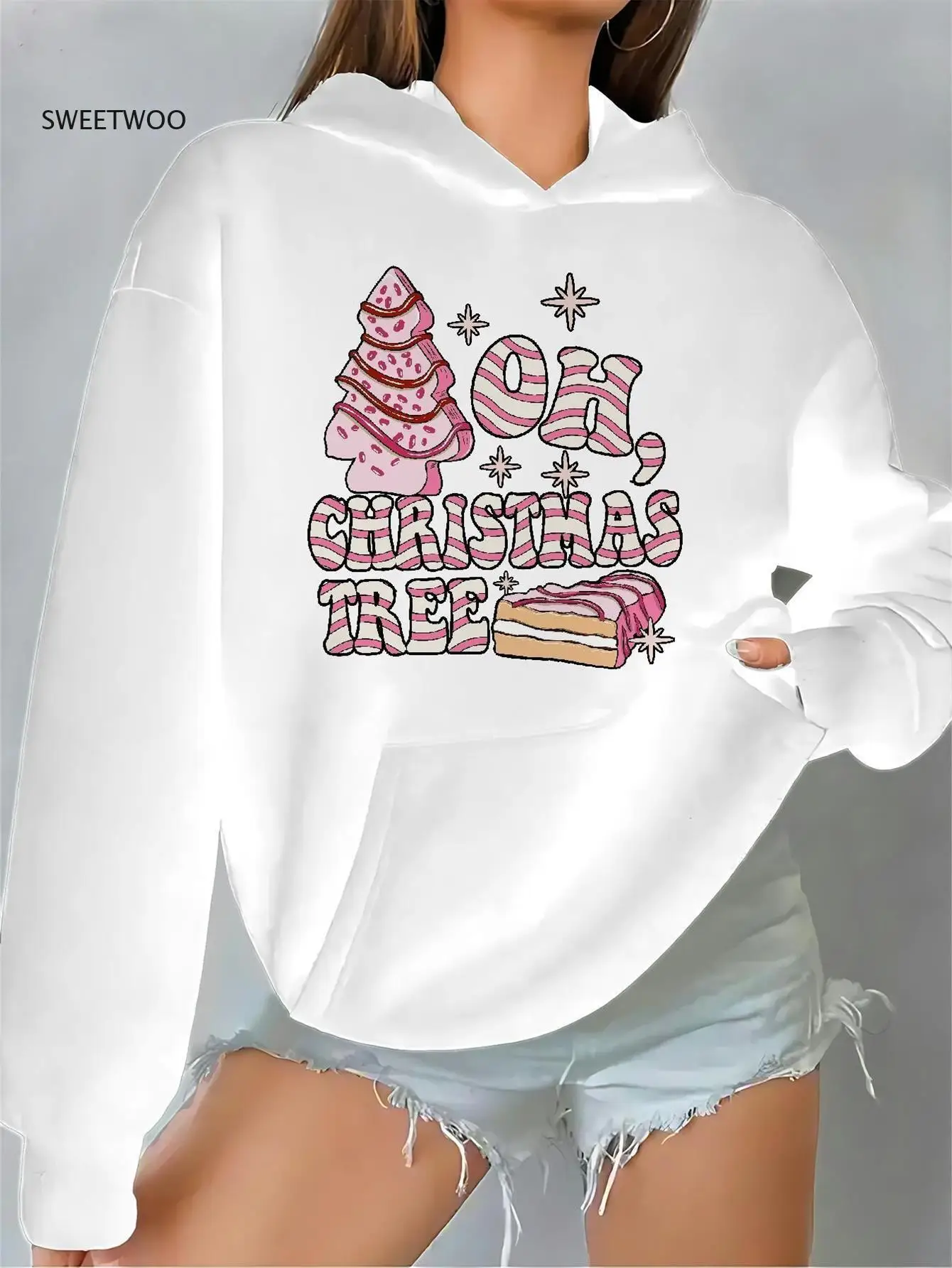

Женская белая толстовка с капюшоном с принтом «Рождественская елка и пряничное печенье» — уютный пуловер с длинными рукавами и передним карманом, мягкий
