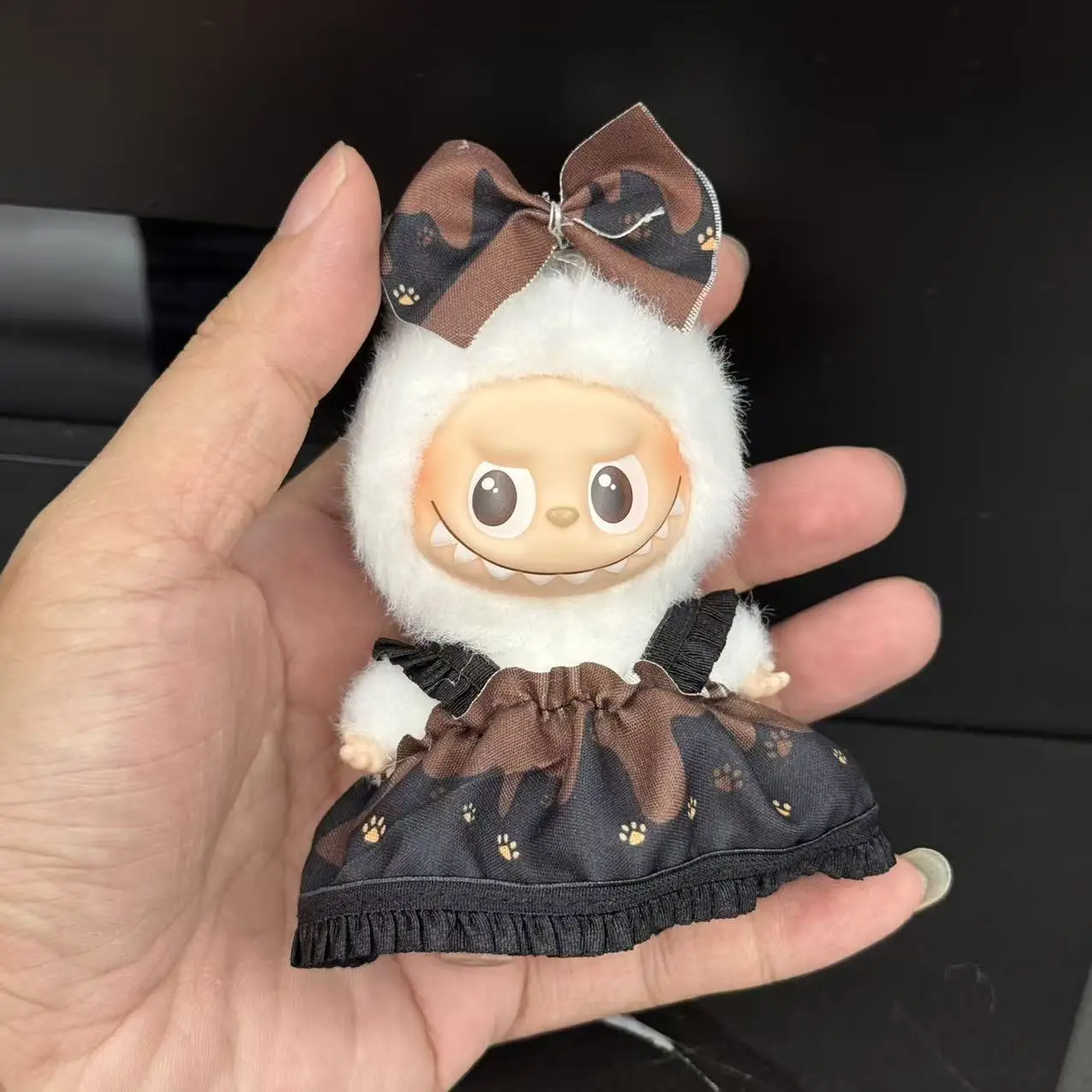 

Мини Labubu 4-го поколения, одежда 10 см, только для продажи, элегантная юбка на подтяжках с принтом розы и камелии, комплект с бантом, аксессуары для волос