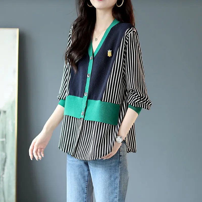 Fashion V-NeckSpliced Fake Two Pieces Striped Shirt Female Clothing 2023 Autumn New Commute Tops Oversized Loose Casual Blouse