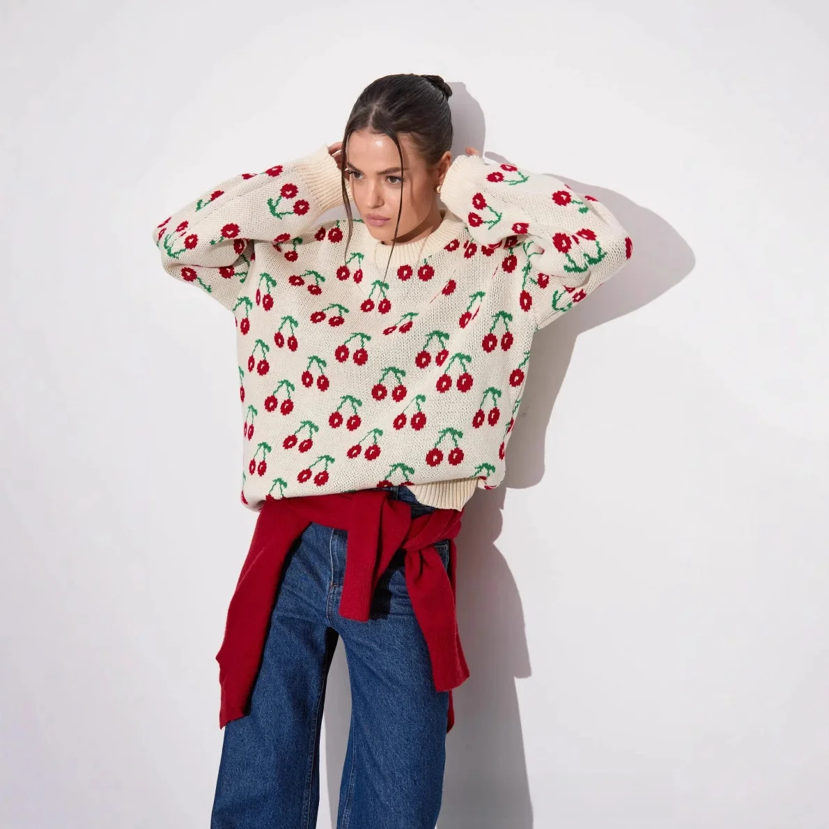 เสื้อสเวตเตอร์ถักไหมพรมสไตล์สตรีท ฤดูใบไม้ผลิ 2025 ลายเชอร์รี่ คอกลม ความยาวปานกลาง แฟชั่นผู้หญิง ผ้าผสมคอตตอนและโพลีเอสเตอร์