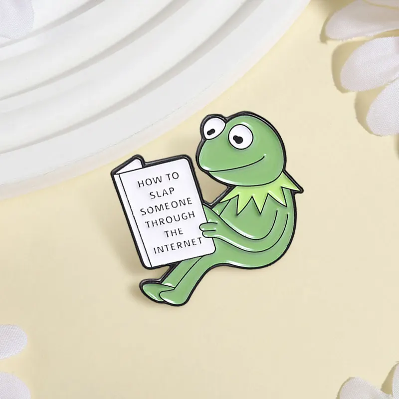 Wie man jemanden über das Internet anstoßt Emaille-Pin Cartoon Kermit Frosch Meme Buch-Lesende-Figur Brosche Taschen-Anstecknadel Schmuck Geschenke – Detail 5
