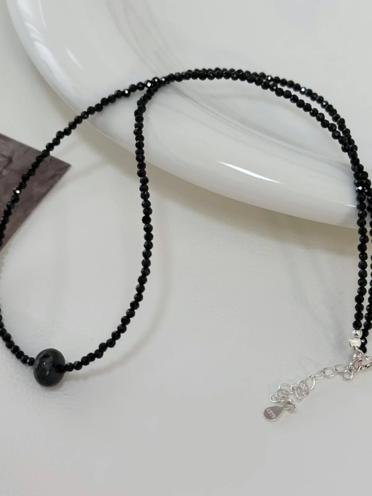 

S925 Sterling Silver l Bla Spinel Flaing Stone ort Nelace for Women Cool Sweet Beaded Cluster Bone Chain Design