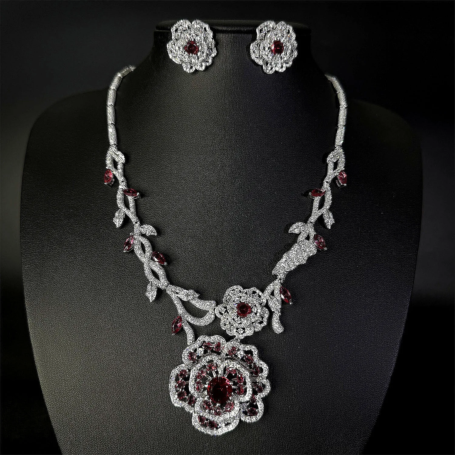 

2026 Горячий европейский и американский стиль, стерео цветочное ожерелье, комплект серег, женская одежда, свадебный праздник, вечеринка, свадебный подарок M-989