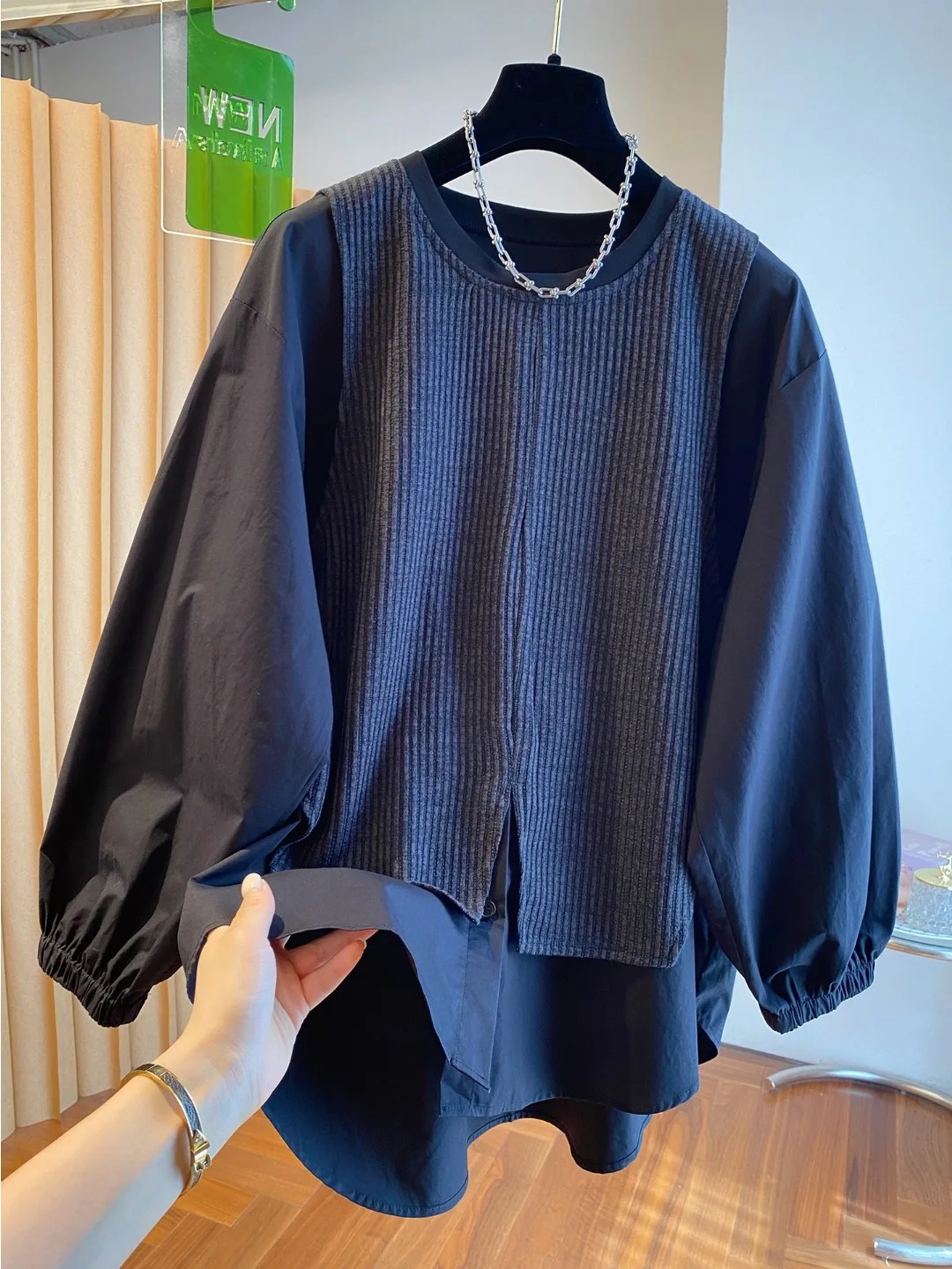 Luźna bluzka typu oversize z patchworkiem, okrągły dekolt, długi rękaw, kolor jesienny, nowość.