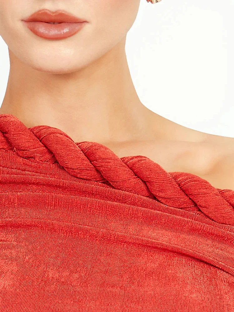 Sukienka Gala Artistic Elegance, czerwony aksamit, z detalami z sznurka, na jedno ramię, seksowna mini, idealna na imprezę, studniówkę lub wieczór.