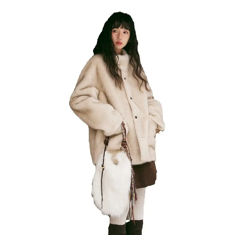 

Этот экологически чистый короткий меховой женский шут свободный, пушистый и мягкий.