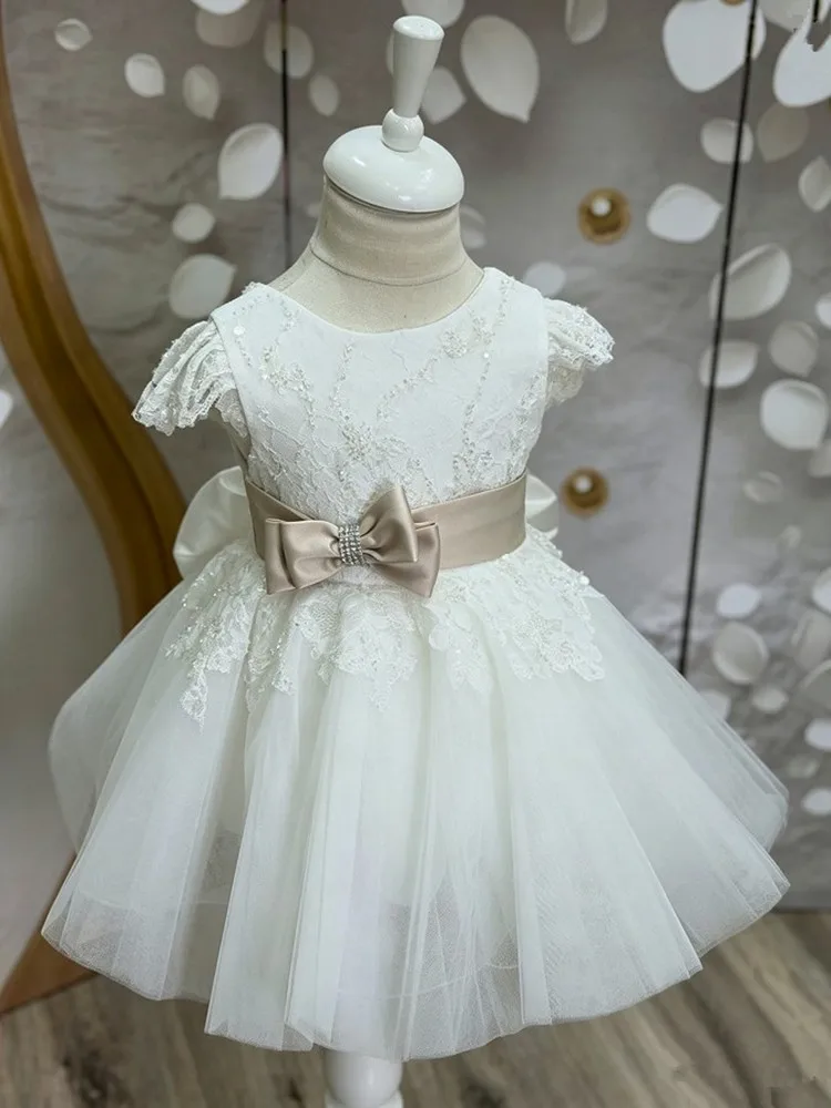 Taufkleid für Kleinkinder, Mädchen, weißes Spitzen-Tüllkleid, Champagnerfarbene Schleife, kurze Ärmel, Kinderkleid für Hochzeit, Geburtstag, Party, Festzug – Detail 5