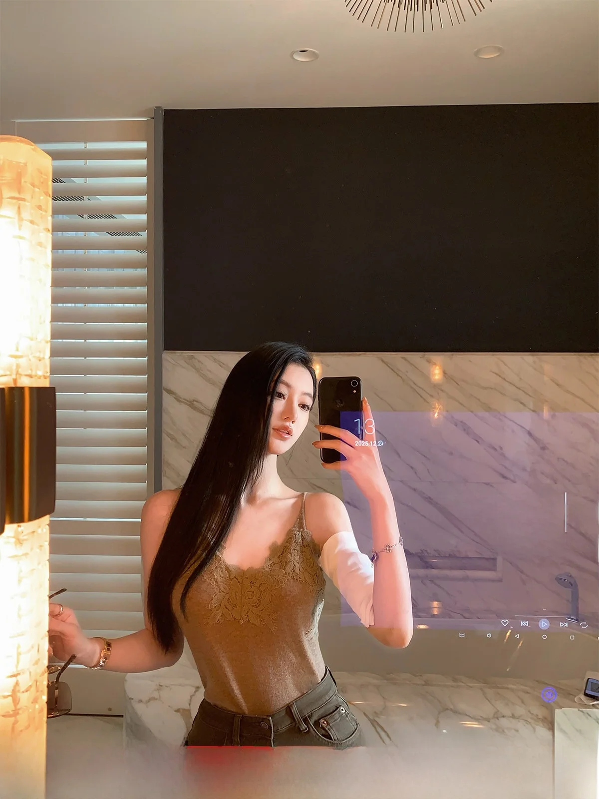 

Zeng Lace Trim Csole Tank Top Women's Slim Fit Base Layer irt V Neline Inner Wear Gentle Sle Woolen Fabric