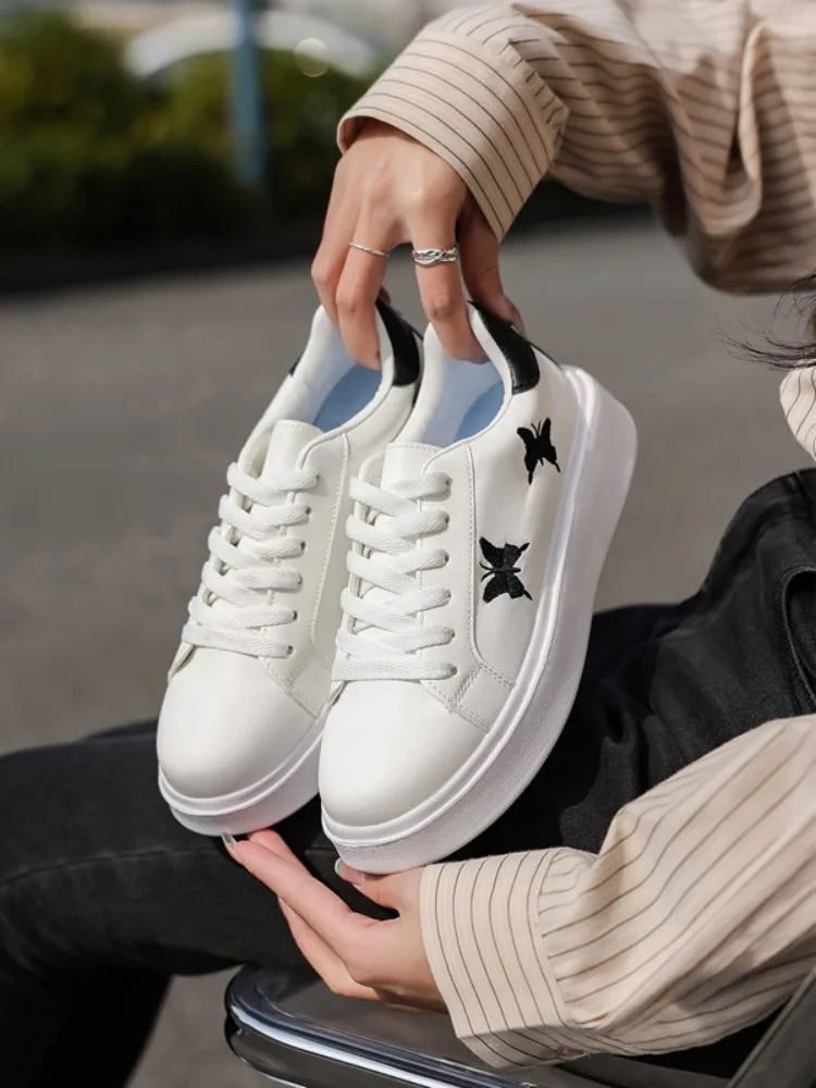 

Новые универсальные спортивные кроссовки для женщин, повседневные и прочные кеды для студентов.