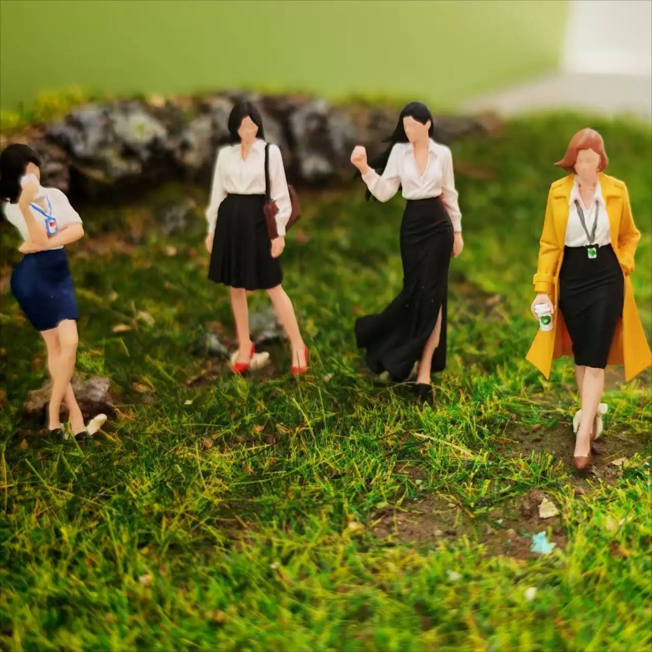 

Minifigures 1/64 Scale Miniature Figures Fashionable Professional Women Model Garage Scenes DIY Craft 1/87 Figure Collectible