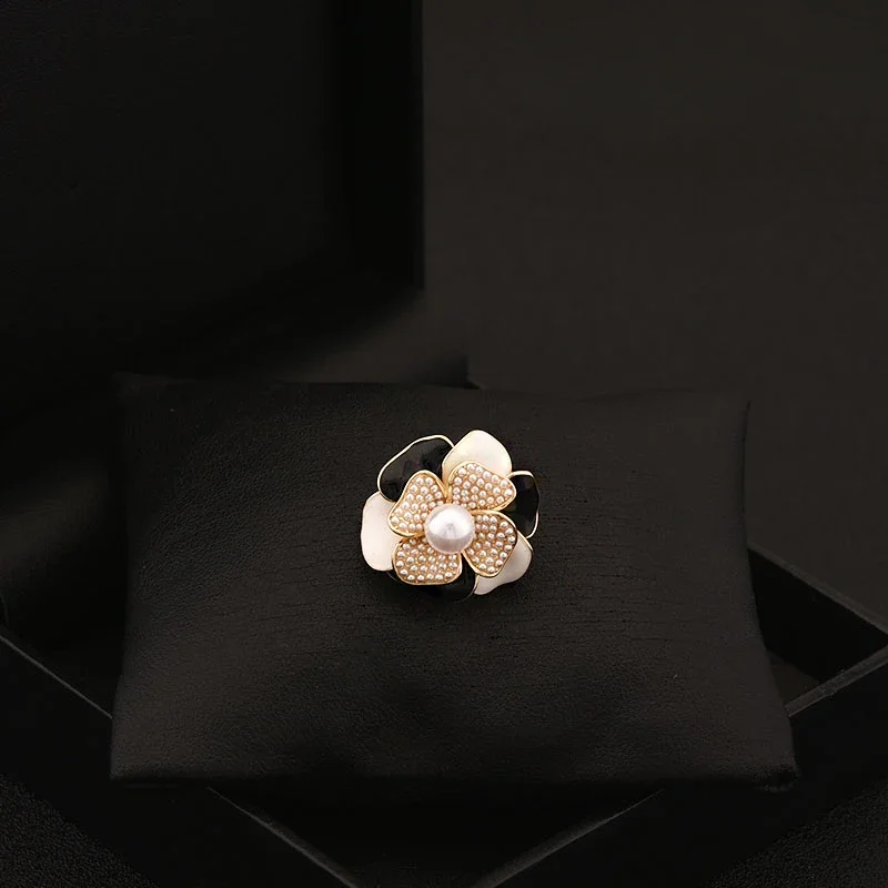 

Classic Style Camellia Pearl Small Brooch Accessories Neckline Anti-Exposure Flower Pin Women's Suit Collar Buckle Jewelry Gifts