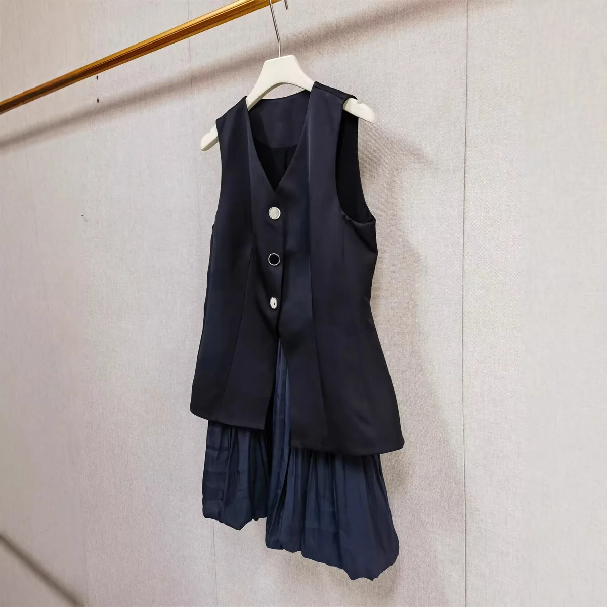 

Elegant Early Spring Commute Pleated Split Fake Two-Piece Metal Buckle Sleeveless Dress A-Line Skirt Midi Length Workwear