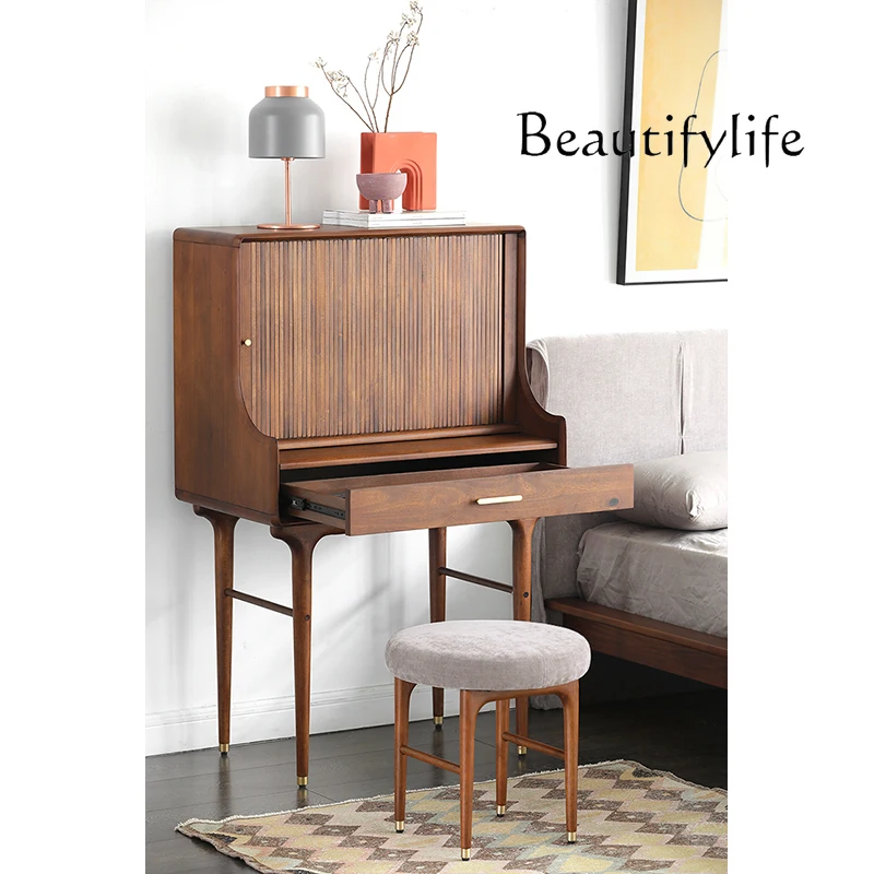 

Скандинавский средневековый стиль, твердая древесина, спальня, дом, простой орган, рольставня, косметическое зеркало, комод