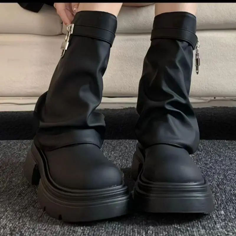 Damen Ankle Boots mit Dicker Plattform Stiefeletten im Slouch Look Runde Kappe Metallschloss Deko Schlupfschuhe Casual Herbst Winter Schuhe Modische Schlupfstiefel Kurze Stiefel Bequem – Detail 8