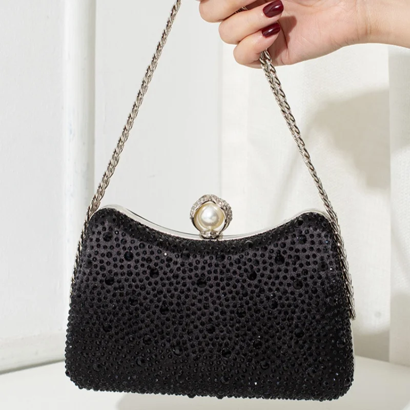 Squisita pochette da sera con cinturino a catena decorata con perle impreziosite di strass scintillanti in nero argento e colori champagne