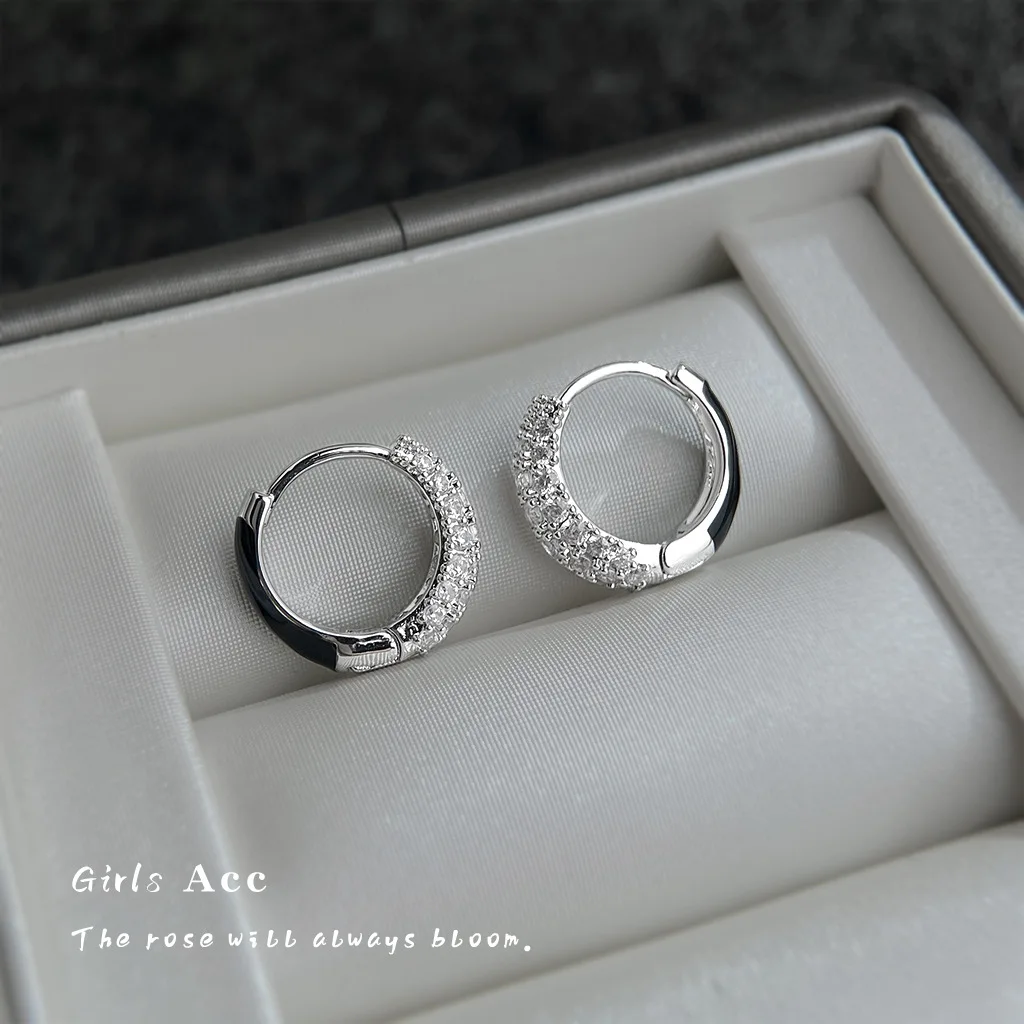 

Fashion Commuter Black Enamel Ear Buckle Minimalist Personality Cool Style Earrings Luxury Advanced Zircon Earrings Wholesale