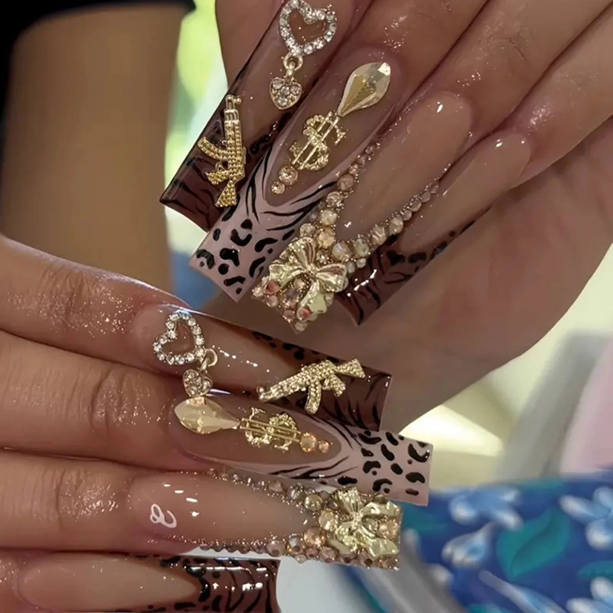 

24 длинных квадратных золотых накладных ногтя (типсы) с французским белым леопардовым принтом, 3D-эффектом золота, блестками и стразами в виде долларов