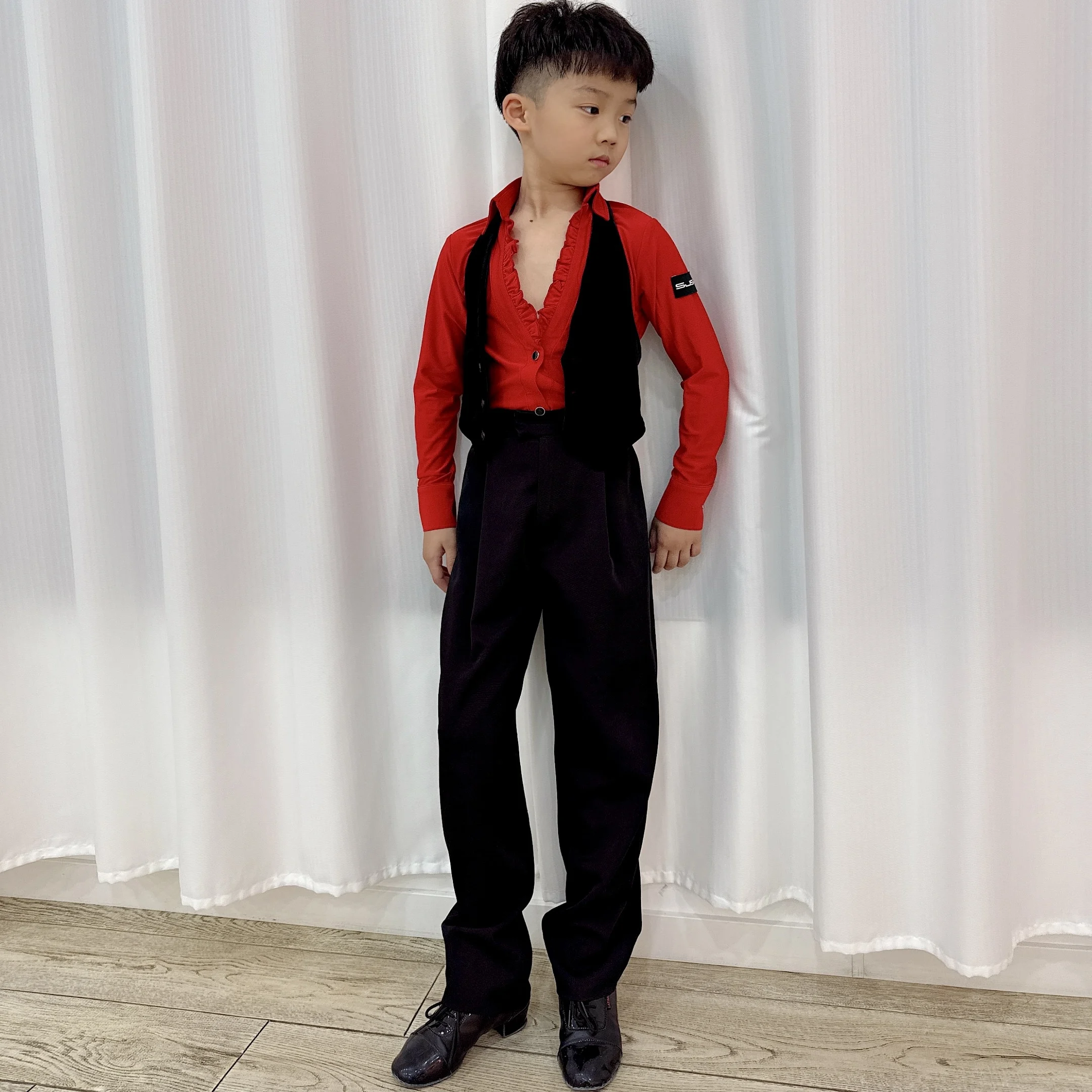 

Новый костюм для мальчиков 2025 года, топ для латинских танцев, красные рубашки с v-образным вырезом, черная куртка, одежда для чача, румбы, танго, латинской самбы, танцевальная практика, DN22148