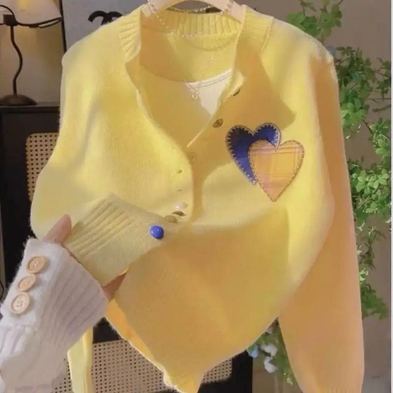 

Новый осенне-зимний женский свободный вязаный кардиган с вышивкой в виде сердца, модный универсальный удобный свитер с длинными рукавами высокого класса