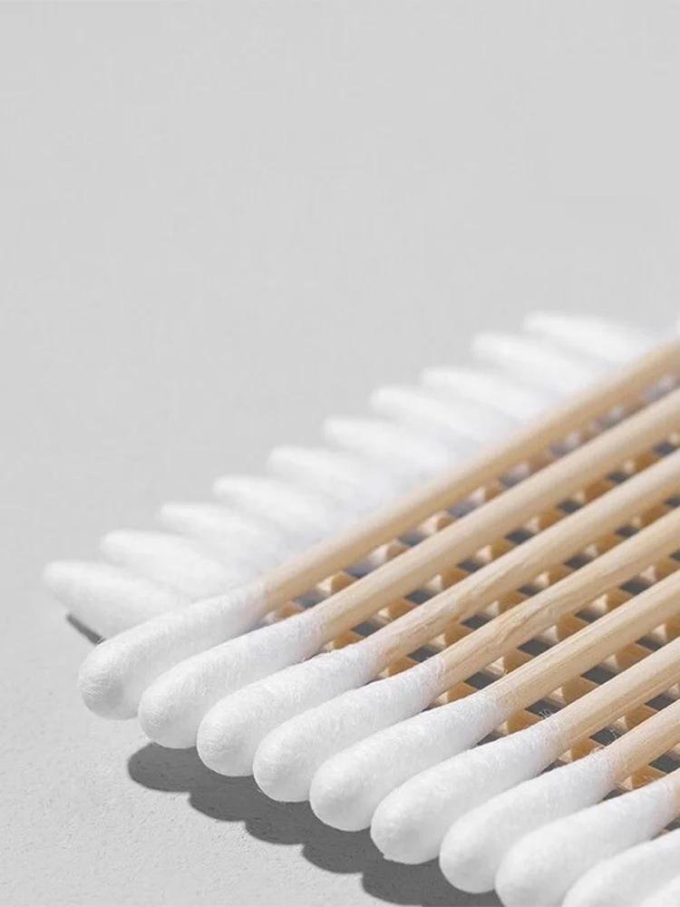 Tamponi di cotone usa e getta da 500 pezzi con doppia spirale e teste a punta in una scatola per la rimozione del trucco, la pulizia delle orecchie e altro ancora