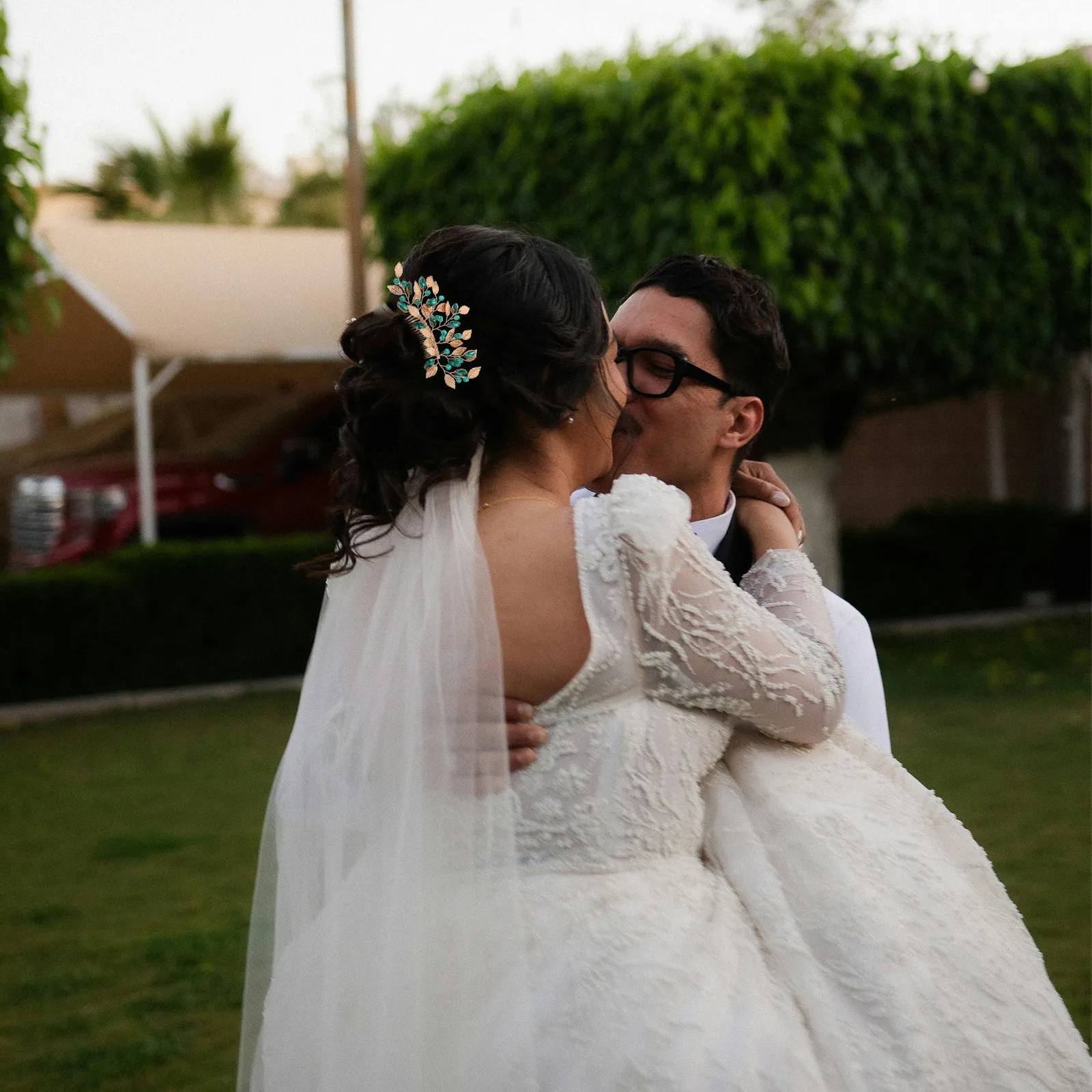 

4Pcs Chinese Bridal Hairpin Comb Set Vintage Style Wedding Hair Accessories Elegant Handmade Flower Headpiece for Brides