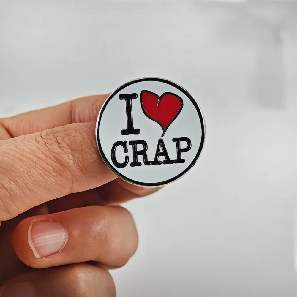 Runde „I Love Crap“ Lustiger Slogan Emaille-Pin Rotes Herz Meme Brosche Rucksack Kleidung Anstecknadel Neuartiger Schmuck Geschenk – Detail 6