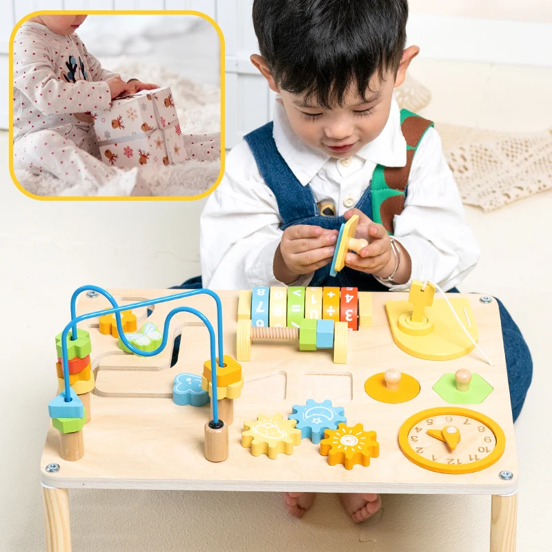 Uma mesa de jogo educacional de madeira multifuncional com recursos coloridos e cheios divertidos ajuda as crianças aprendem enquanto brincando em um emocionante