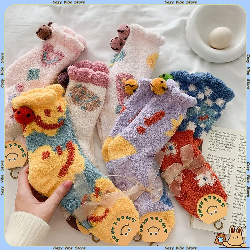 

Красочные меховые носки из кораллового флиса с улыбкой на лице и цветком, осень-зима, толстые теплые милые пушистые носки-тапочки, носки для сна, женские подарки