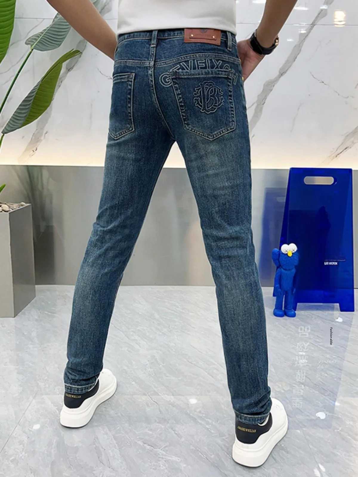 

Мужские однотонные джинсы из денима с буквенным принтом, простые универсальные корейские брюки с эластичной резинкой на щиколотке, осенняя новинка