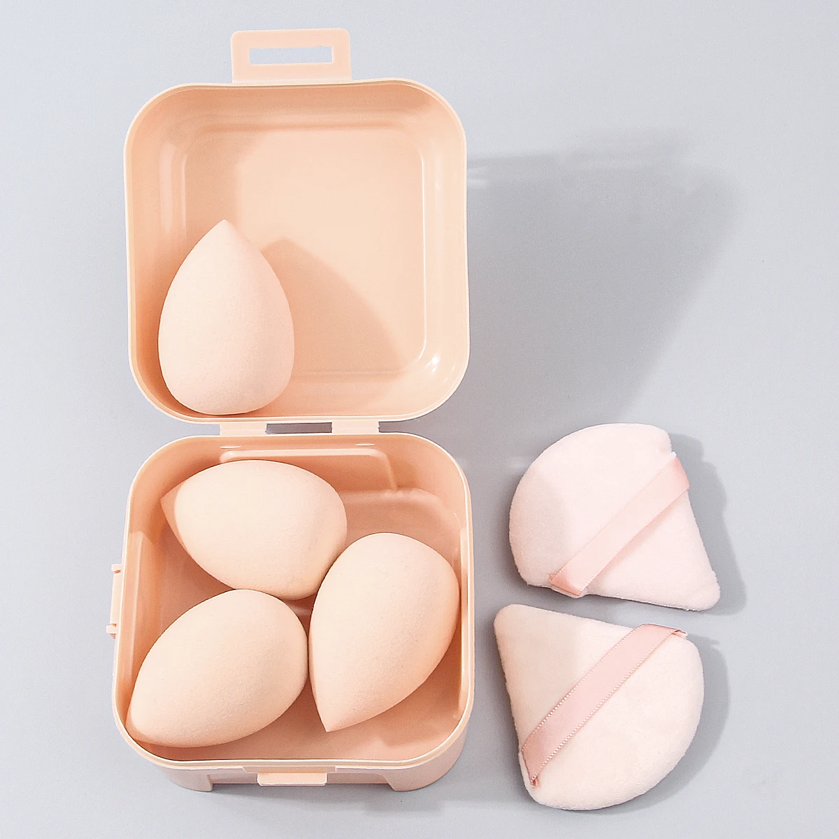 7 قطع من إسفنجة البودرة فائقة النعومة وغير لزجة، تأتي منتفخة مسحوق مثلثة مع صندوق تخزين محمول للسفر