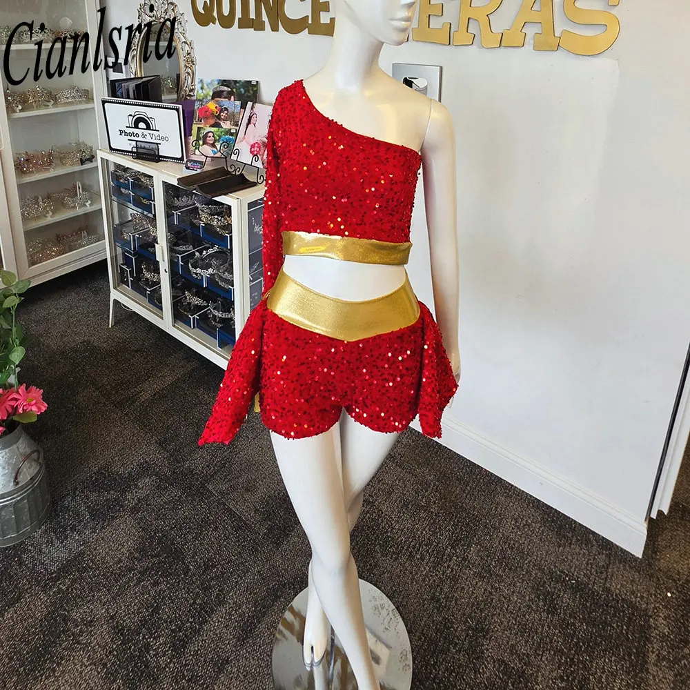 Conjunto de dos piezas con lentejuelas rojas, top corto de manga larga con un hombro descubierto y shorts, volantes dorados, para quinceañera, bailes sorpresa.