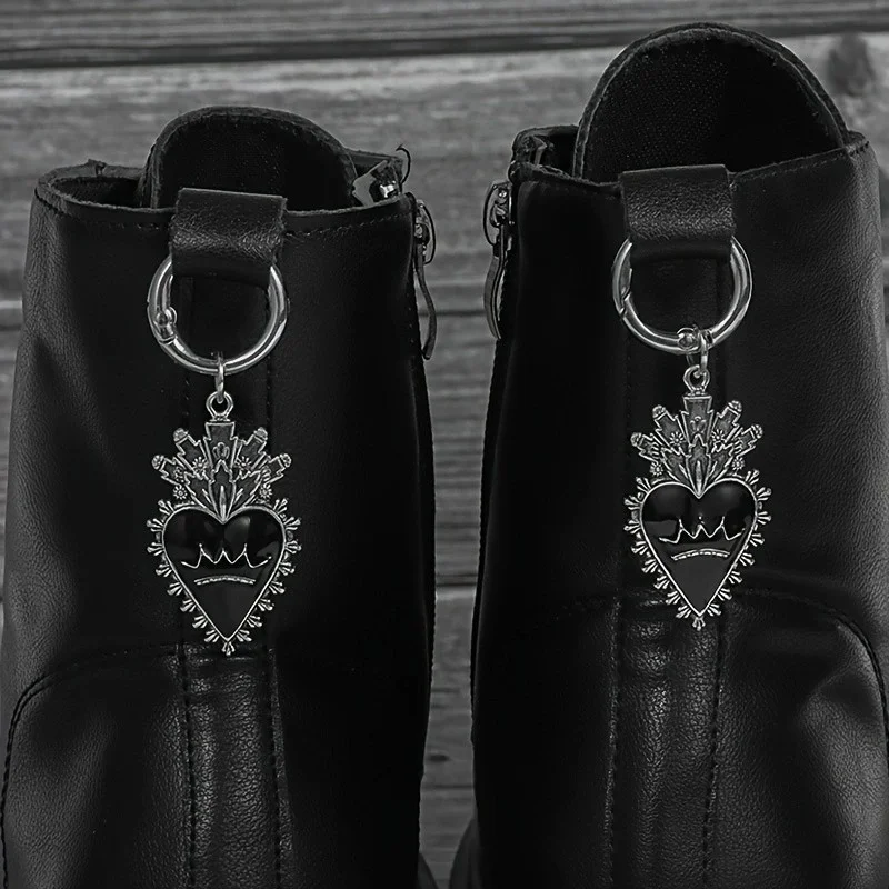 2Pcs Gothic decoration black heart, silver metal detachable shoe pendant, suitable for all kinds of boots