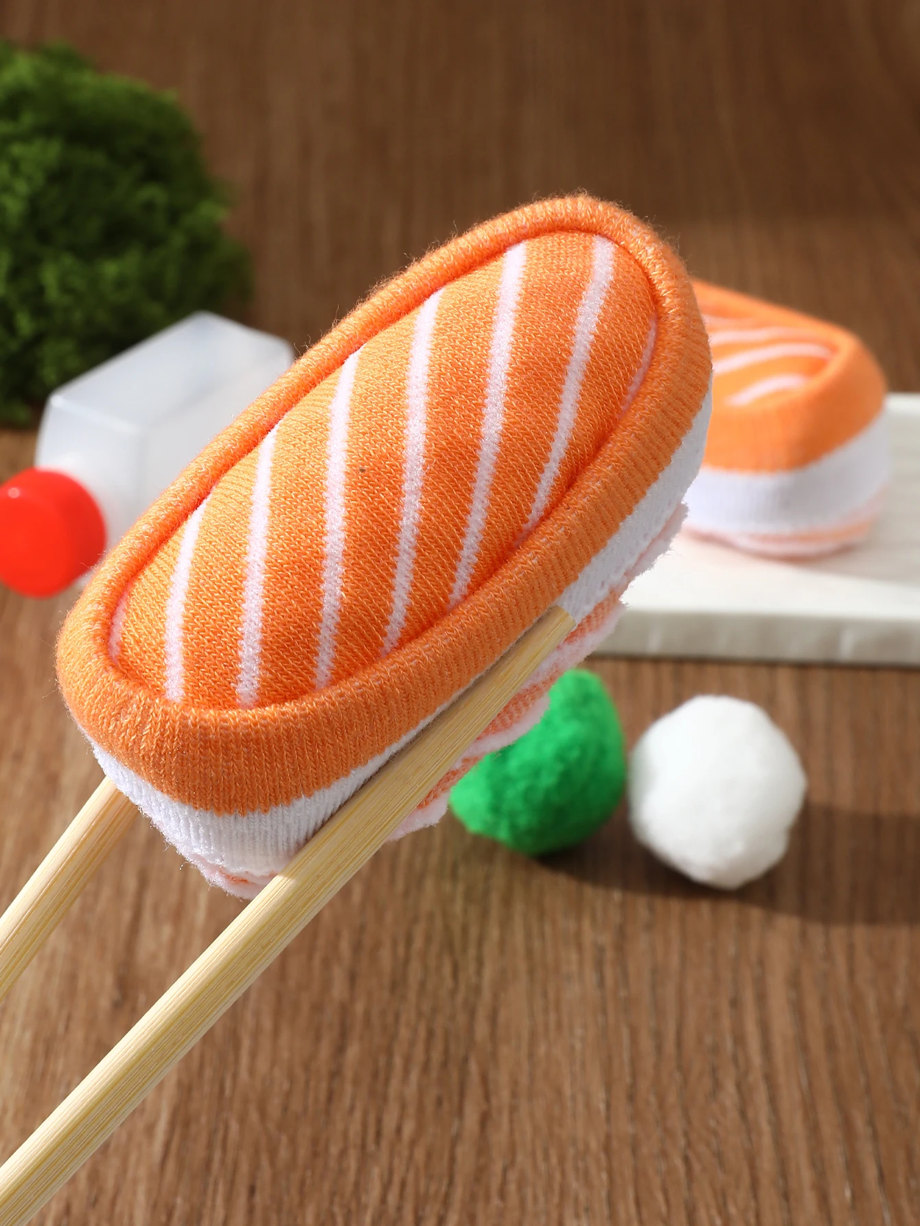 ユニークで創造的なサーモンデザインの男性用と女性用の同じ靴下が 1 組、実用的で興味深いホリデーギフトです。