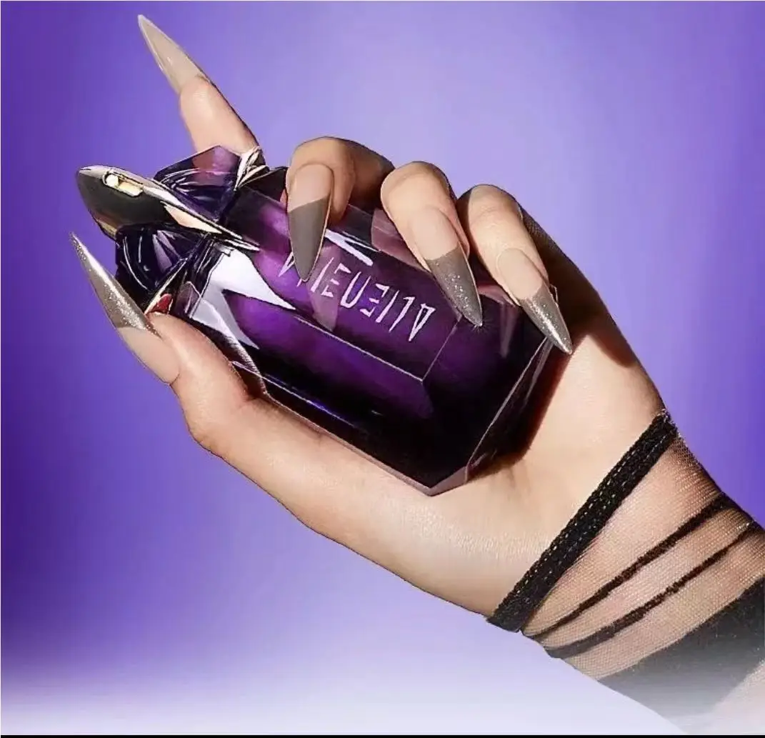 

Женские духи Thierry Mugler Shaped 100 мл/3,4FL. Таинственная бутылка с аметистом OZ как инопланетянное сокровище.