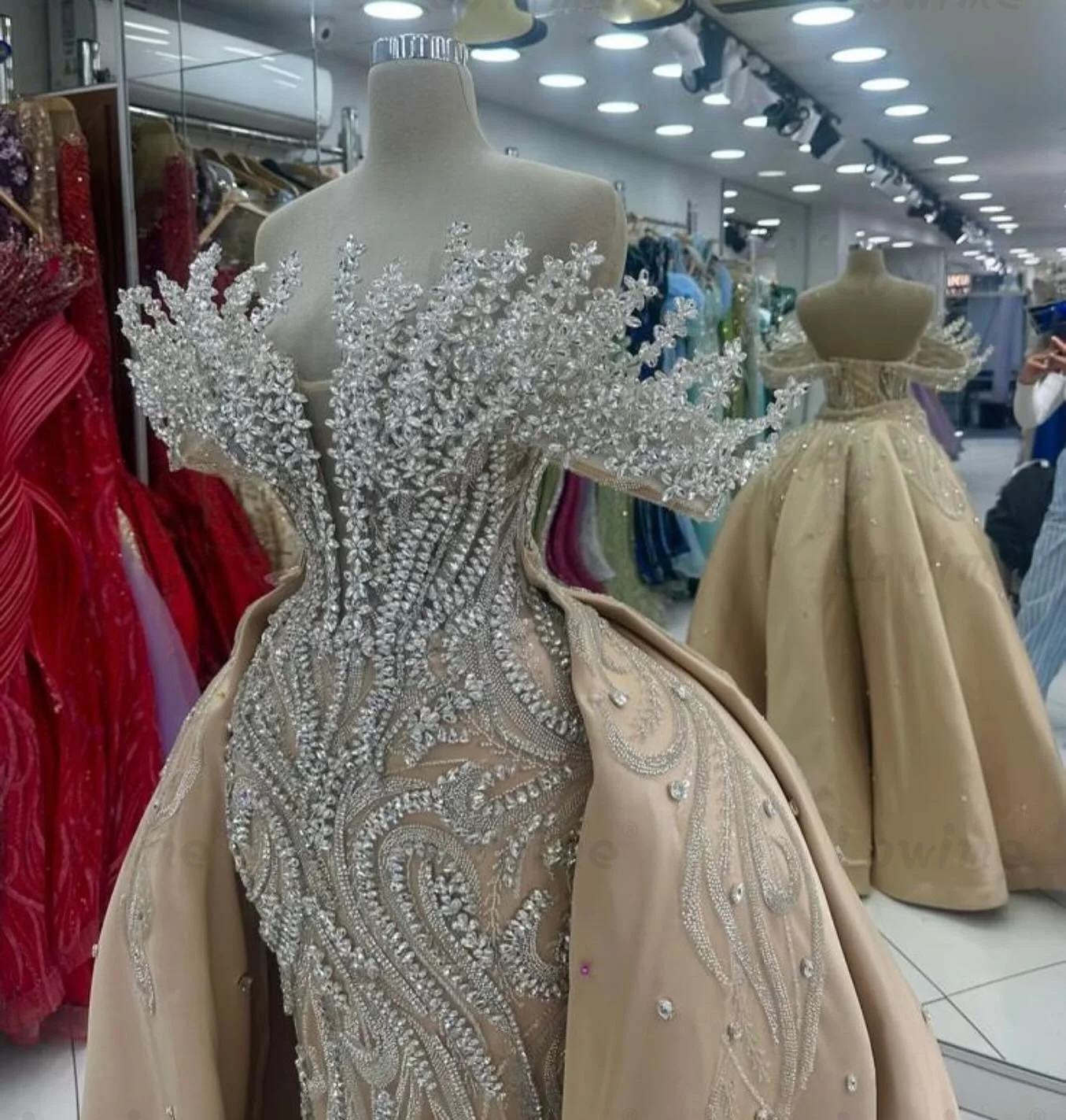 أنيقة الشمبانيا فساتين لحضور الحفلات الموسيقية قبالة الكتف بلورات حورية البحر فستان المشاهير مع تنورة 2026 العربية دبي فساتين السهرة