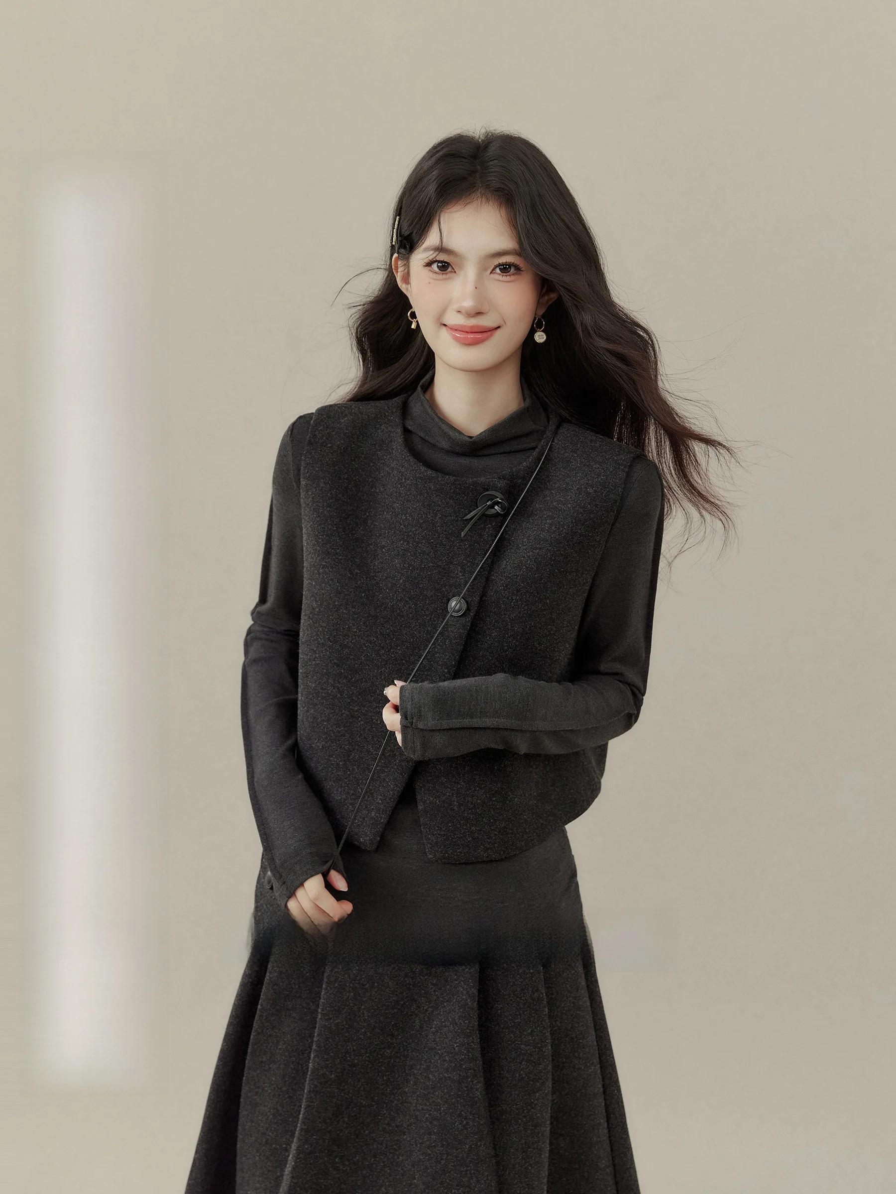 

Комплект из трех предметов больших размеров: топ, жилет и юбка с высоким воротником, модный стиль от Wang Xuewei для полных женщин.