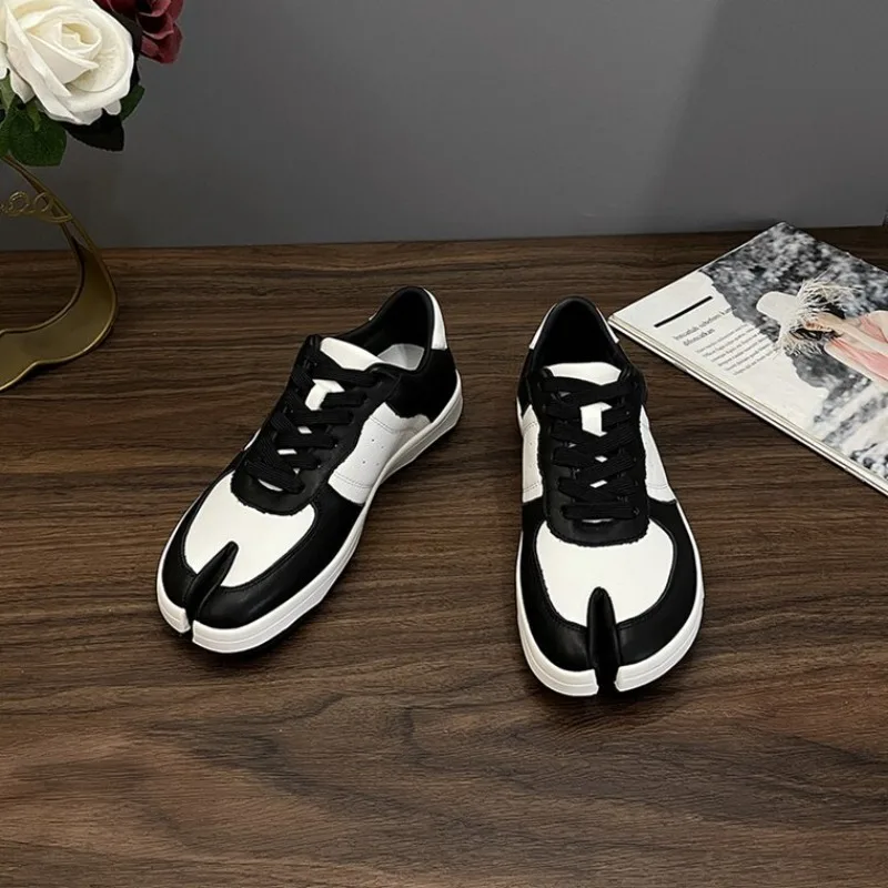 Women Split-Toe Sneakers Genuine Leather Patchwork Pig-Toe Shoes Flat Casual Shoes