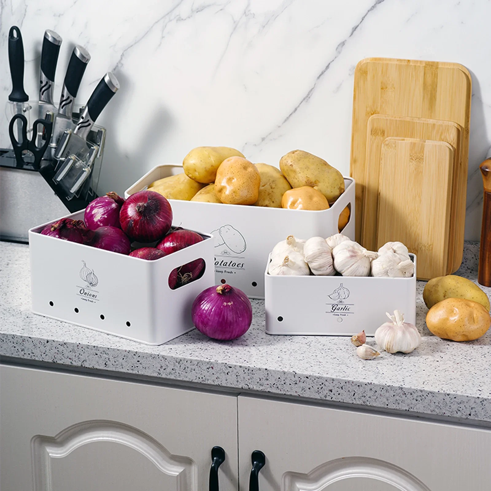 SAEIV Hochwertiges 3-Stück Metallische Kartoffelbox Set mit Natürlichem Bambusdeckel – Stapelbare Aufbewahrungsboxen für Kartoffeln, Zwiebeln & Knoblauch (mit Lüftungslöchern) – Arbeitsfläche oder Vorratsschrank – Detail 11